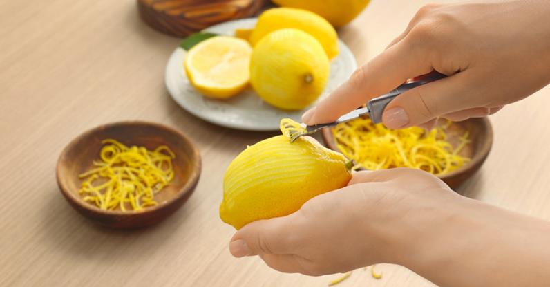 Cara memudarkan bekas jerawat dengan kulit lemon